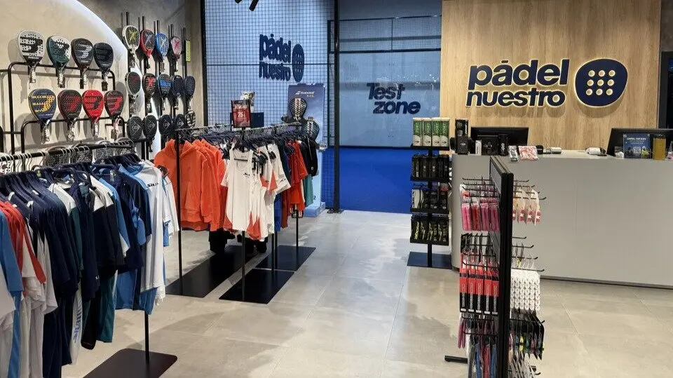 Intérieur de la boutique Padel Nuestro à Casablanca avec rayons de raquettes, chaussures et accessoires de padel