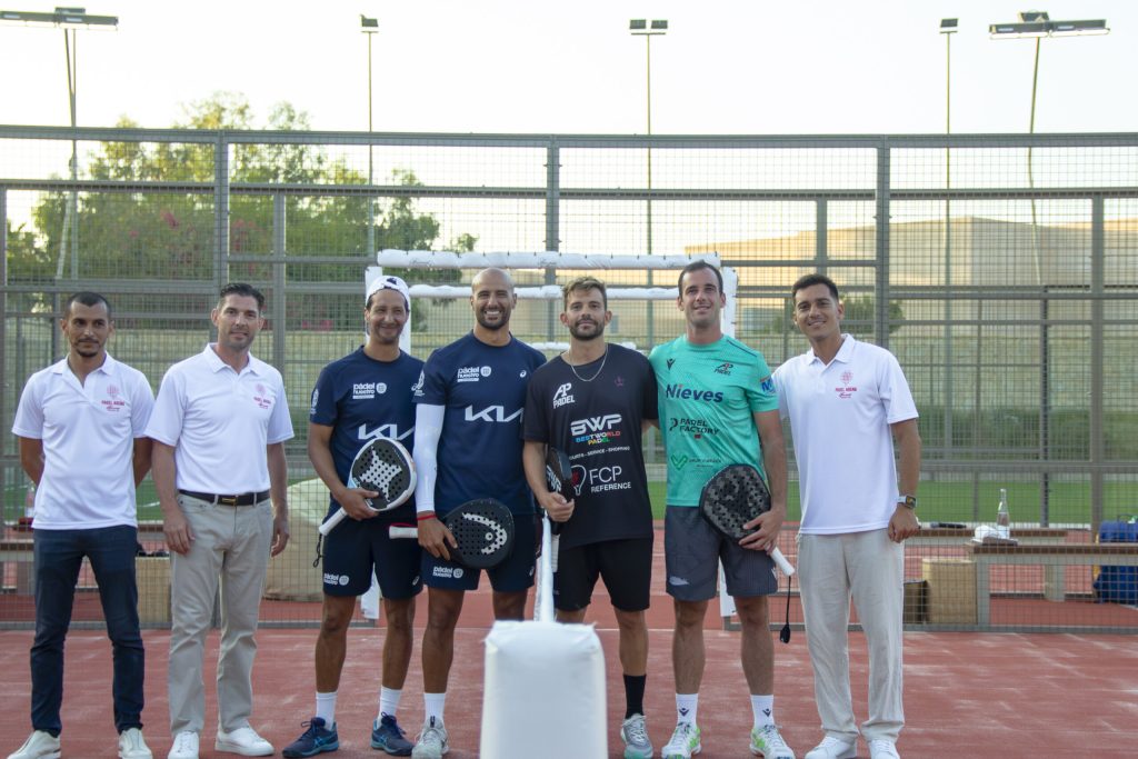Courts de padel en plein air au Fairmont Taghazout Bay, vue sur l’océan et installations haut de gamme